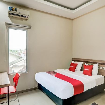 OYO 90986 Hotel Srikandi Adisucipto Kalasan Esterno foto