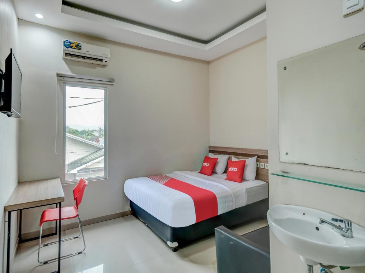 OYO 90986 Hotel Srikandi Adisucipto Kalasan Esterno foto