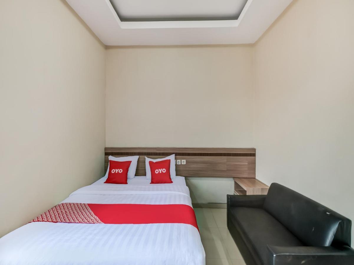 OYO 90986 Hotel Srikandi Adisucipto Kalasan Esterno foto
