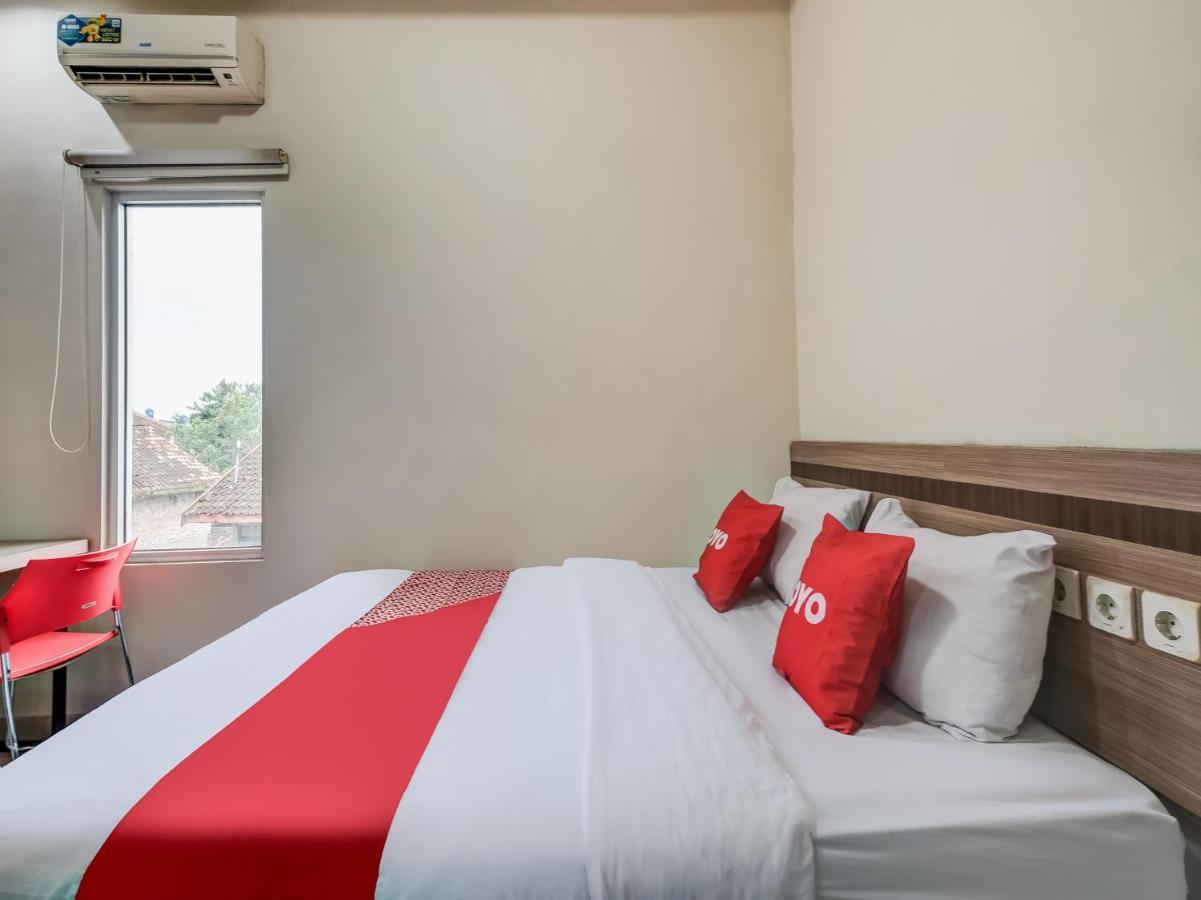 OYO 90986 Hotel Srikandi Adisucipto Kalasan Esterno foto