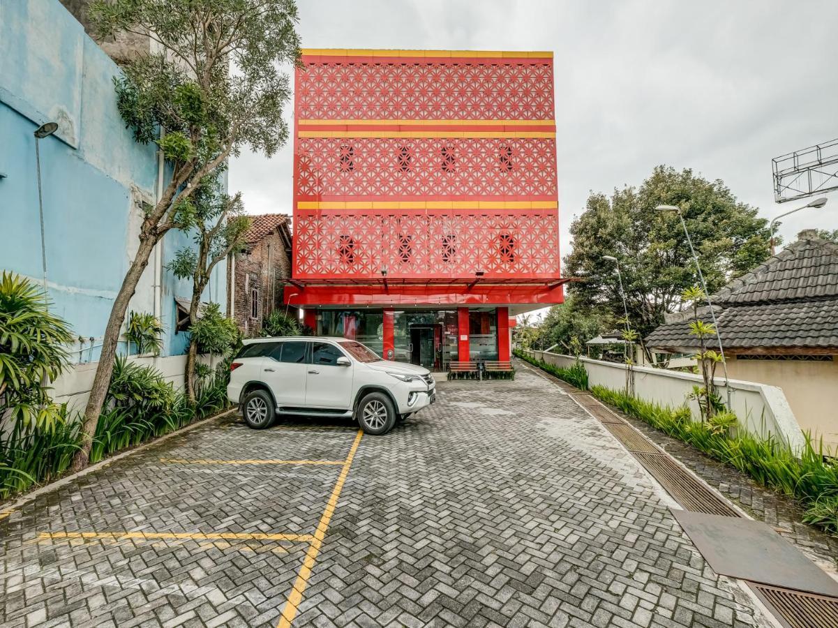 OYO 90986 Hotel Srikandi Adisucipto Kalasan Esterno foto