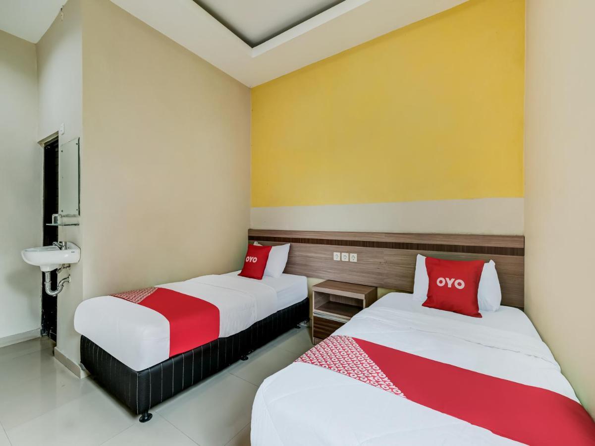 OYO 90986 Hotel Srikandi Adisucipto Kalasan Esterno foto
