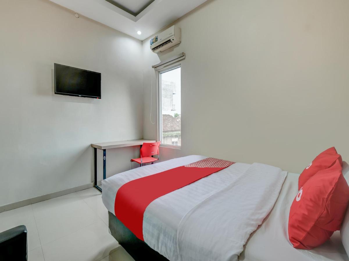 OYO 90986 Hotel Srikandi Adisucipto Kalasan Esterno foto